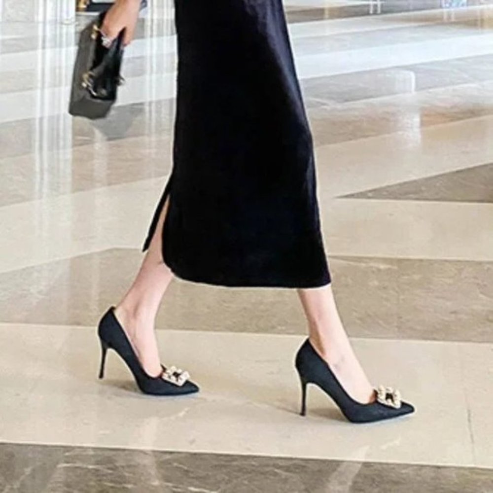 The new fashion and sexy pumps with pointed toes